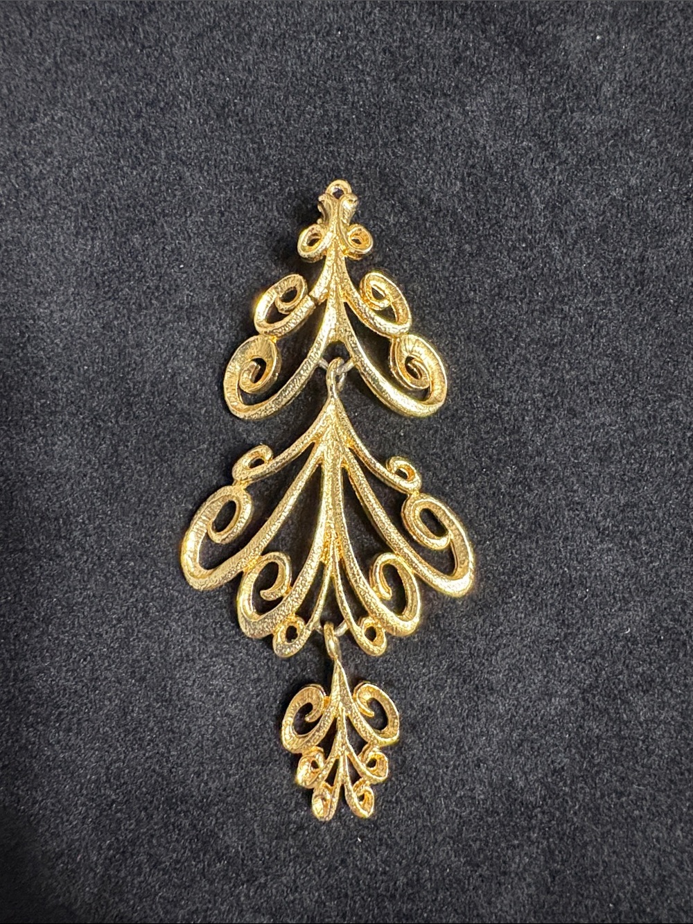 Sarah Coventry Gold Tone Long Reticulated Scroll Dangle Brooch